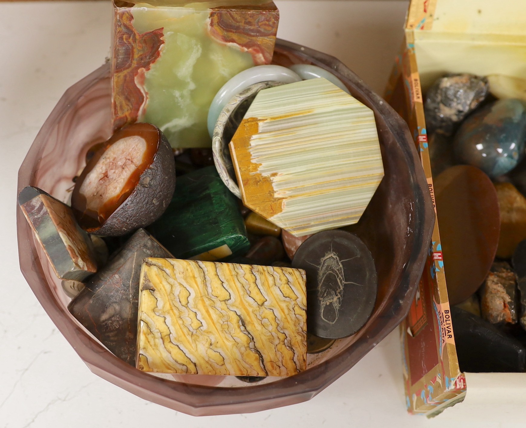 A collection of mineral and hardstone specimens and gem stones contained in a cigar box and a Davidson‘s cloud glass bowl